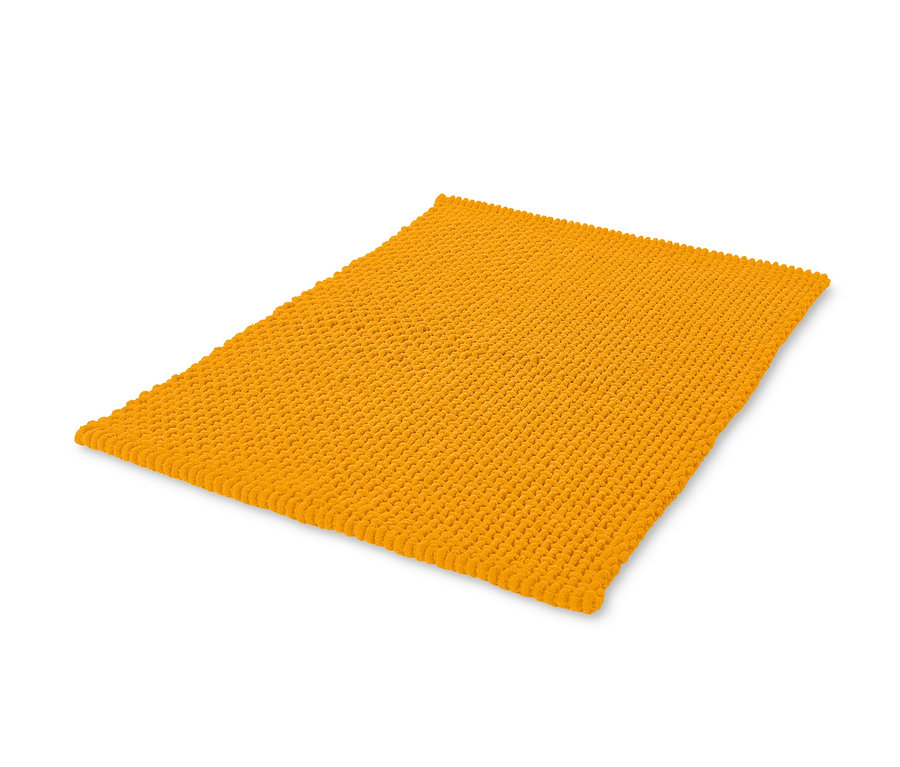 Eine orangefarbene Badematte, ca. 50 x 80 cm, liegt auf einem weißen Hintergrund.