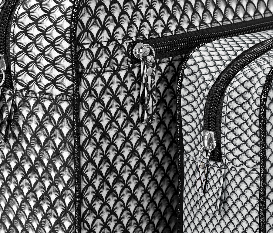 Detailaufnahme eines Kulturbeutel-Sets mit Schuppenmuster.