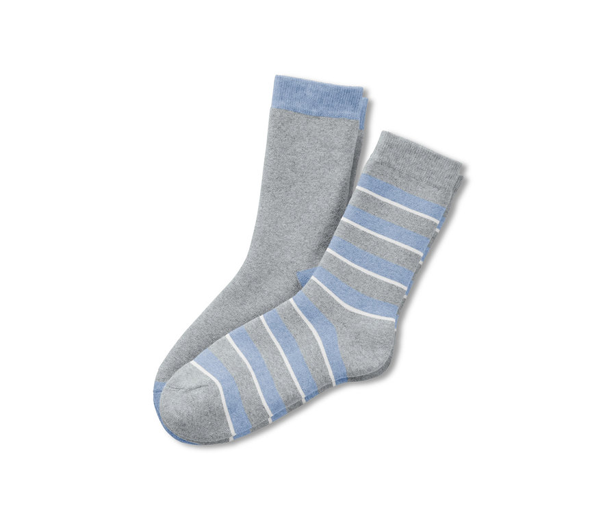 Zwei Paar Bettsocken: ein Paar grau mit blauem Bündchen, ein Paar grau mit blauen und weißen Streifen.