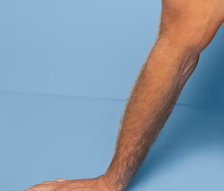 Mann liegt auf blauem Hintergrund und trägt 2 Webboxershorts.