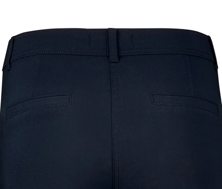 Detailansicht der Rückseite einer dunkelblauen Bengalin-Hose.