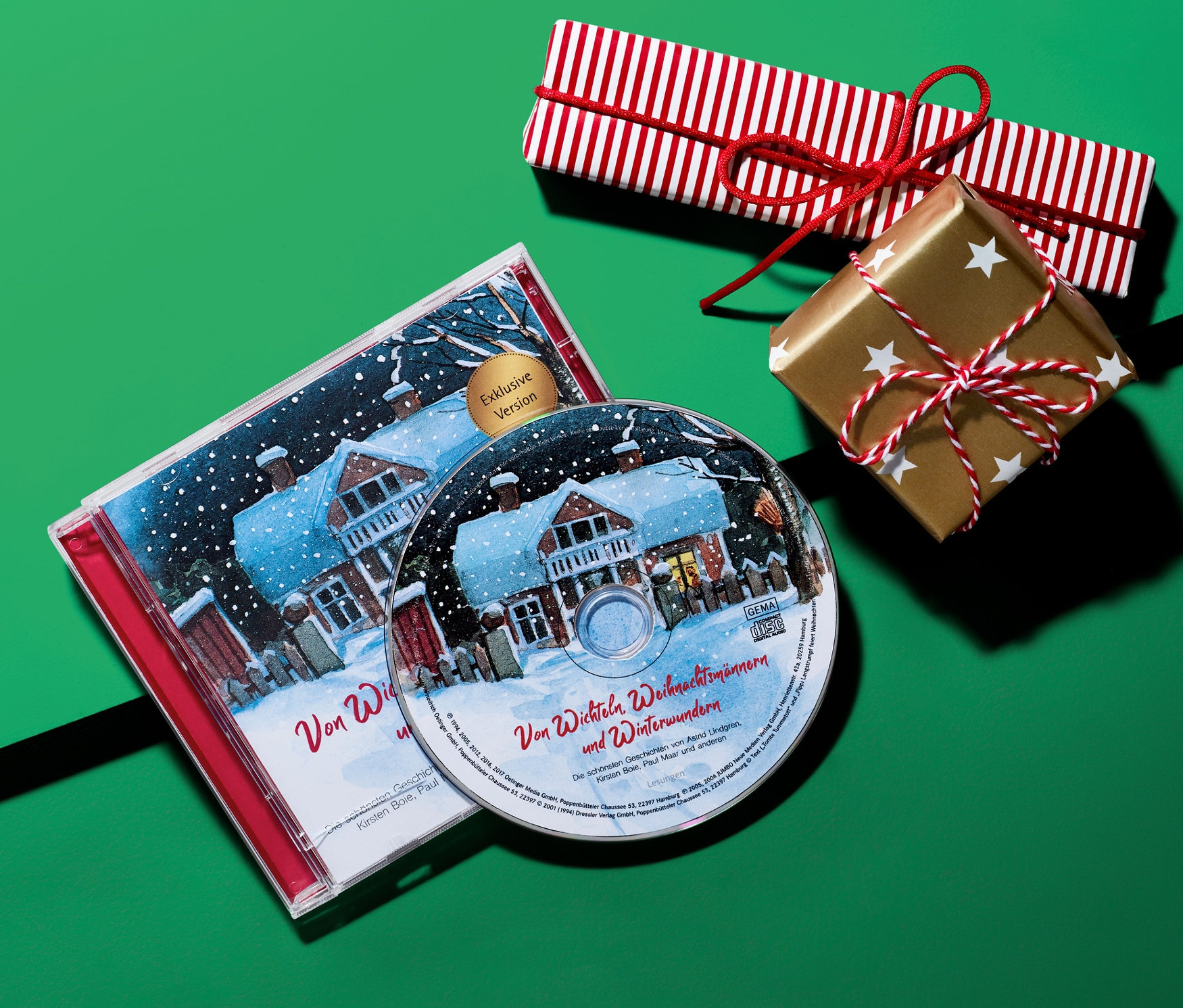 Auf grünem Hintergrund liegen die CD »Von Wichteln, Weihnachtsmännern und Winterwundern« und zwei verpackte Geschenke.