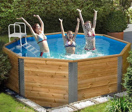 Drei Frauen in Badebekleidung haben Spaß im Weka-Massivholz-Gartenpool inkl. Abdeckhaube.