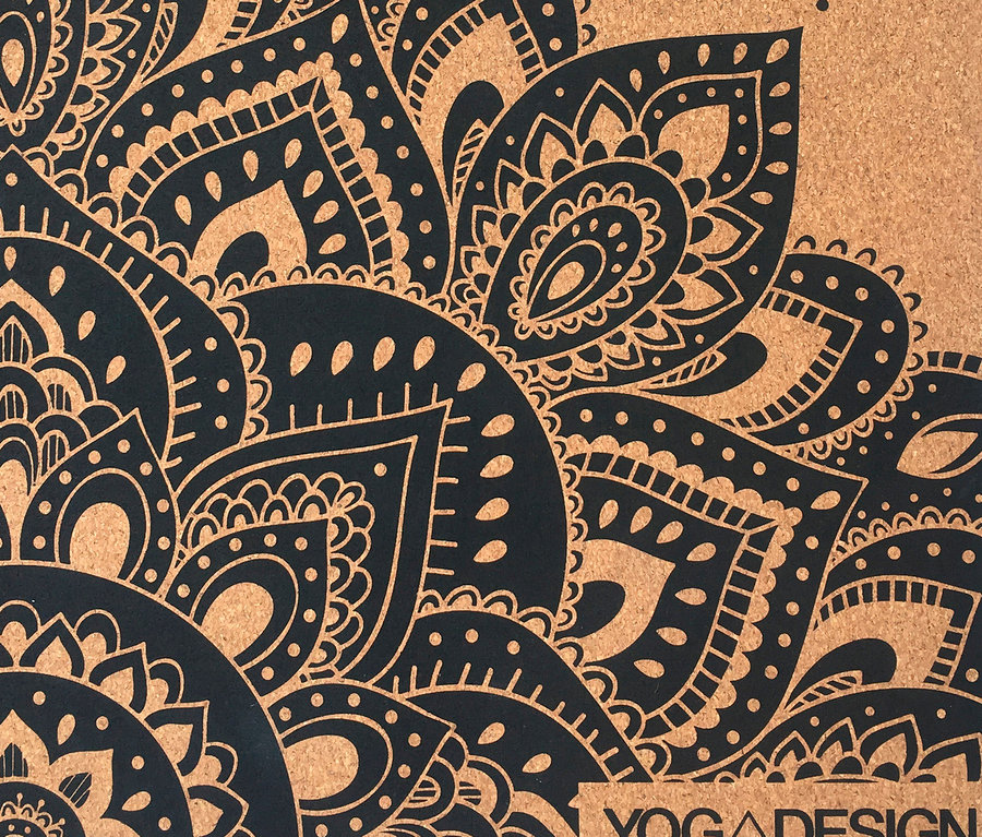 Nahaufnahme einer braunen Kork-Yogamatte mit schwarzem Mandala-Muster.