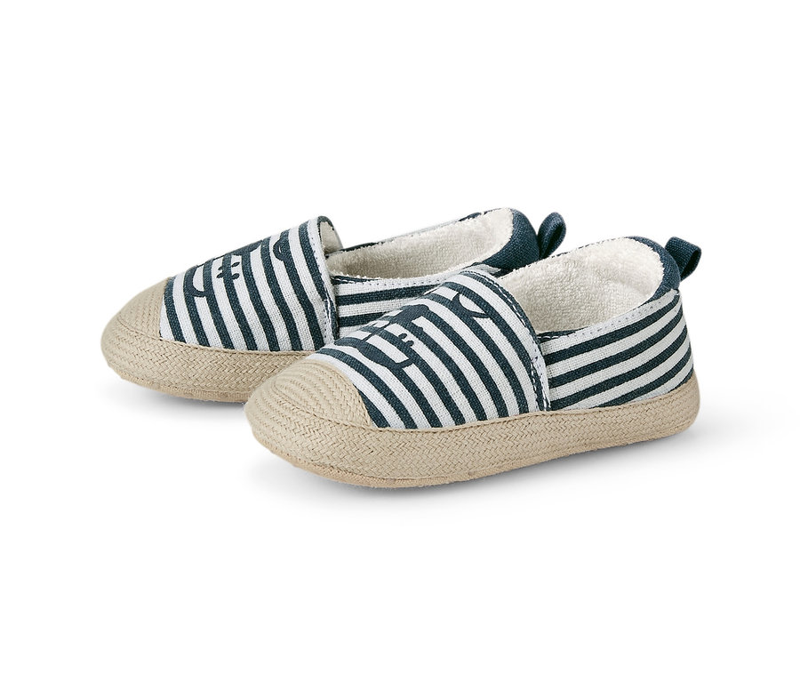 Zwei Baby-Krabbelschuhe mit blau-weißen Streifen.