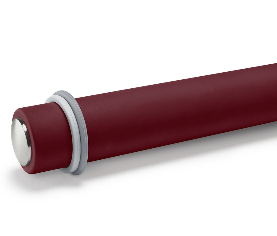 Rote Teigrolle mit silbernem Ende und zwei grauen Ringen.