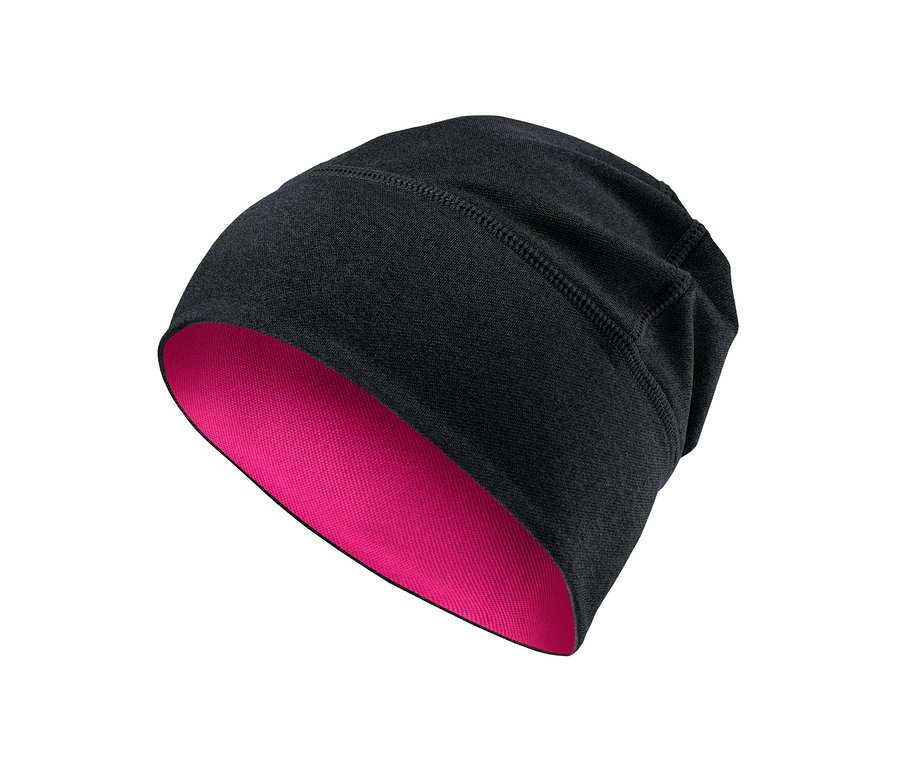 Eine dunkle Funktionsmütze mit pinkfarbenem Innenfutter.