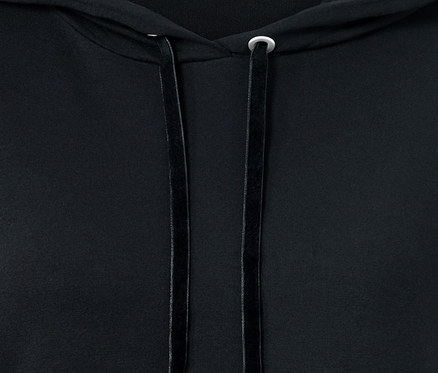 Detailansicht eines schwarzen Longhoodie mit Kordelzug.