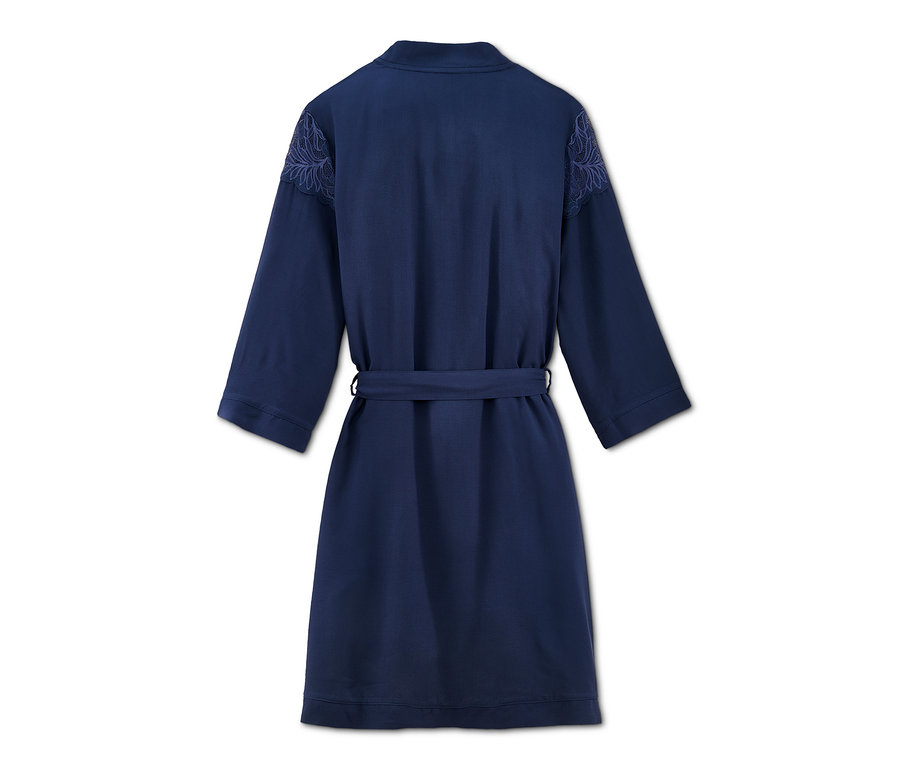 Dunkelblauer Morgenmantel mit Spitze an den Schultern und Gürtel.
