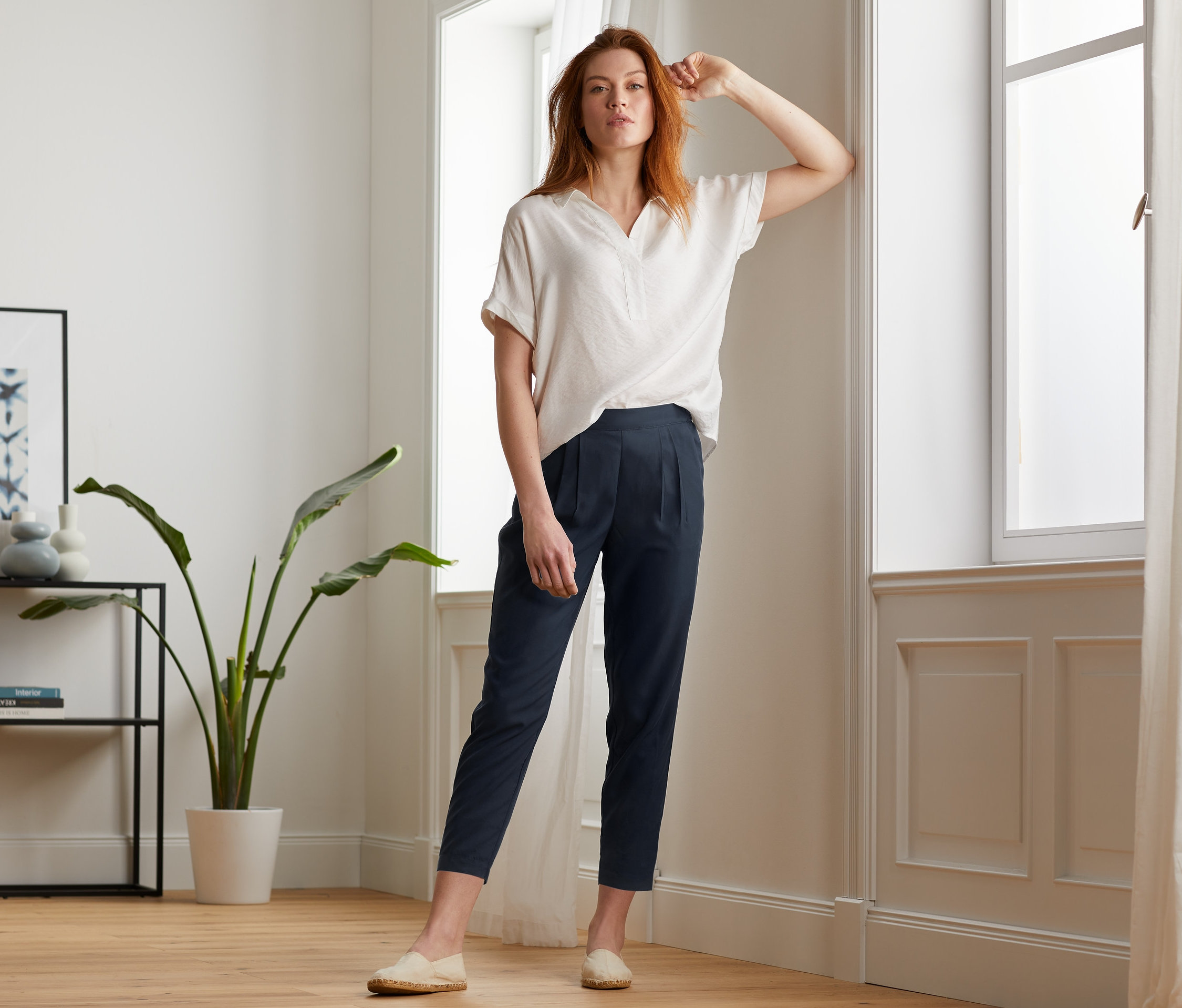 Frau posiert in lässiger Chino.