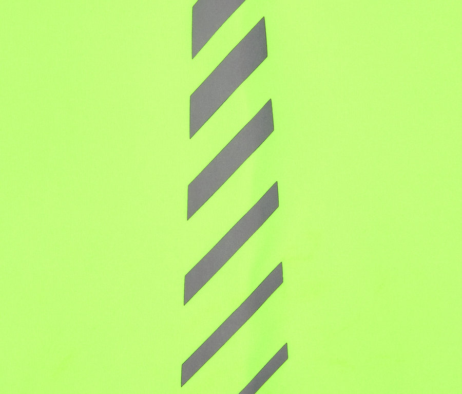 Detailansicht eines neongelben Multifunktionstuchs mit reflektierenden grauen Streifen.