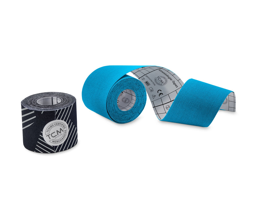 Zwei Rollen Kinesiologie-Tape. Eine Rolle ist blau und abgerollt, die andere Rolle ist schwarz mit hellen Streifen.