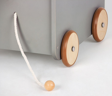 Detailaufnahme einer grauen Pinolino Spielzeugkiste »Jim« mit Rollen und einer Zugschnur.