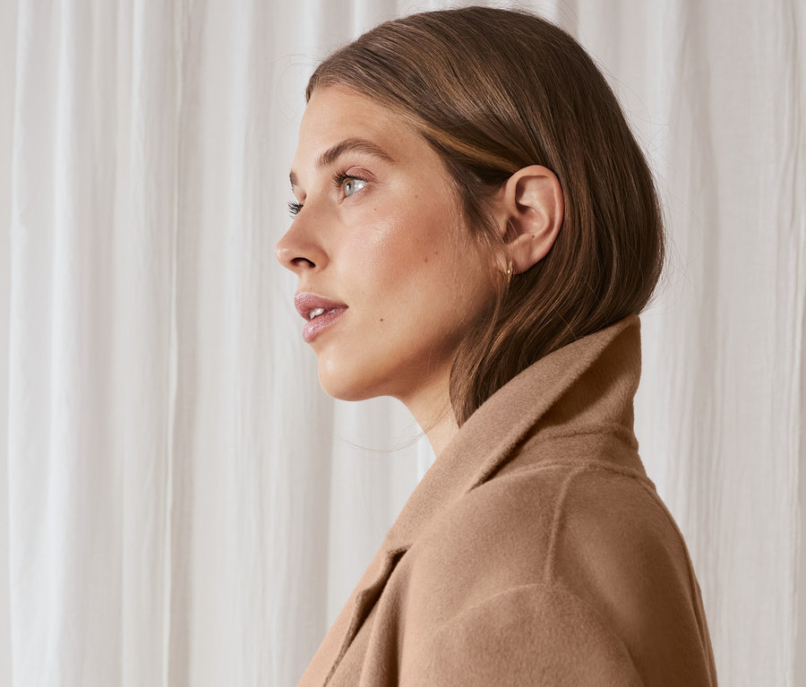 Frau im Profil trägt einen Wollmantel mit Cashmere.