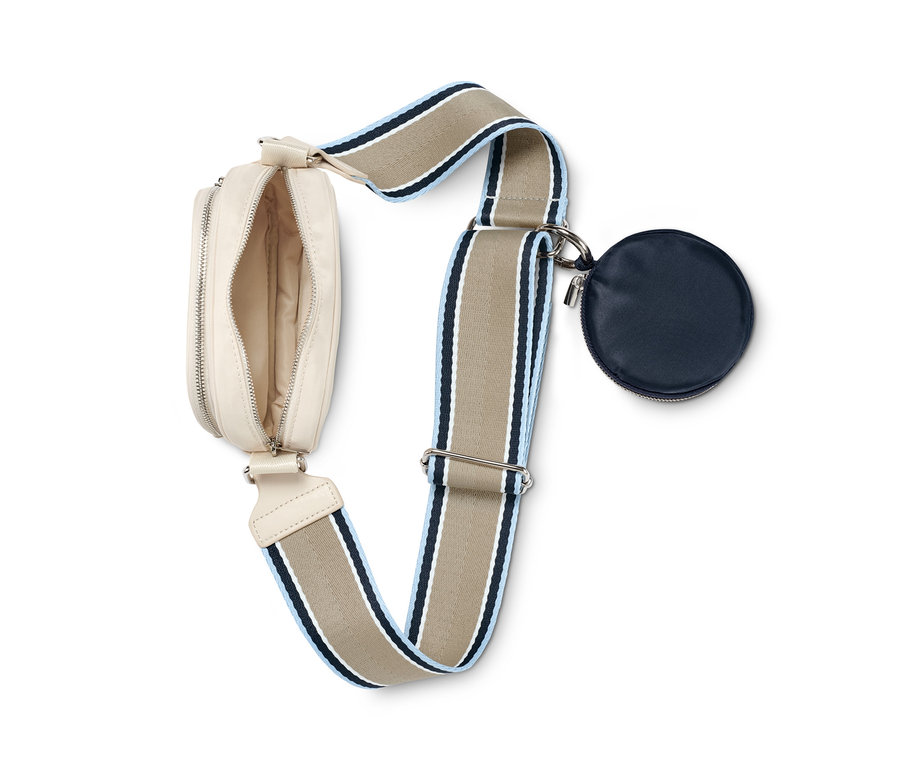 Offene beige Crossbody-Tasche mit einem Träger mit beigen, weißen und blauen Streifen und einer kleinen, dunkelblauen, runden Tasche.