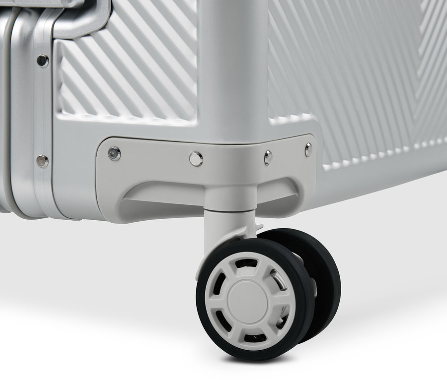 Detailaufnahme eines Aluminium-Koffers mit Rollen und TSA-Schloss.