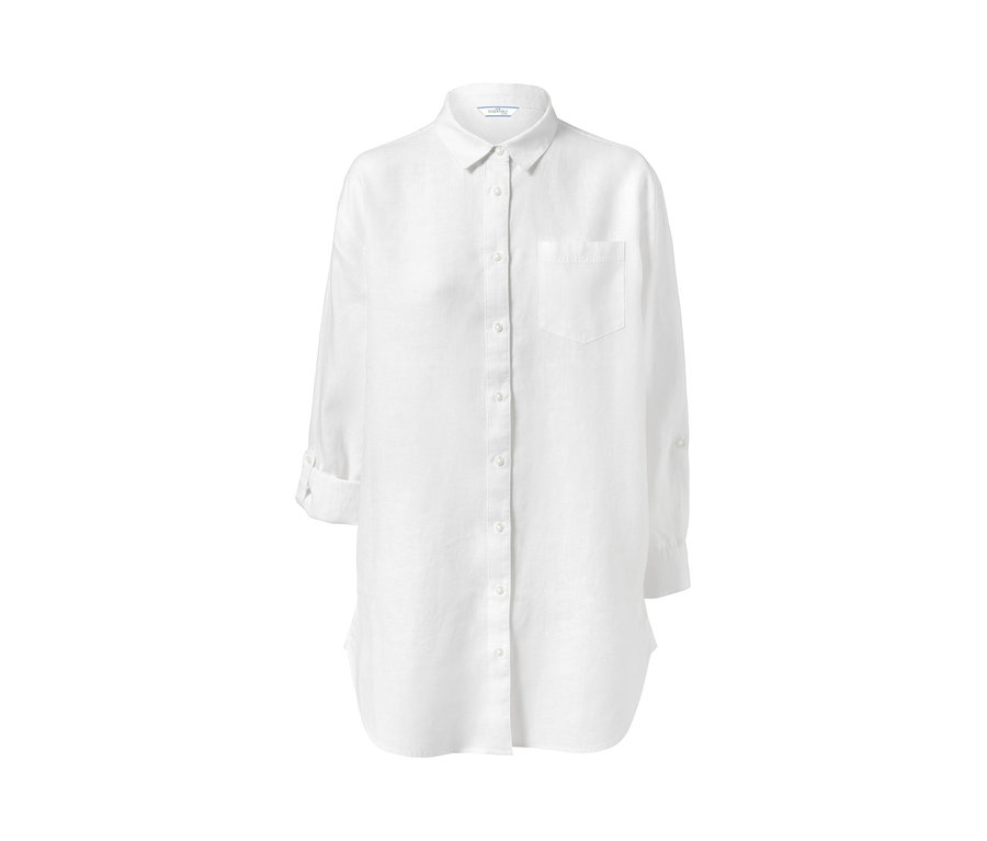 Weiße Leinenbluse mit langen Ärmeln und Brusttasche.