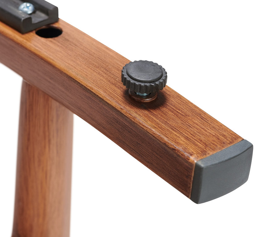 Detailansicht eines Schaukelsessels mit Fußhocker.