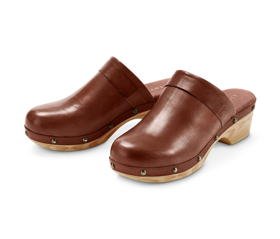 Zwei braune Leder-Clogs.