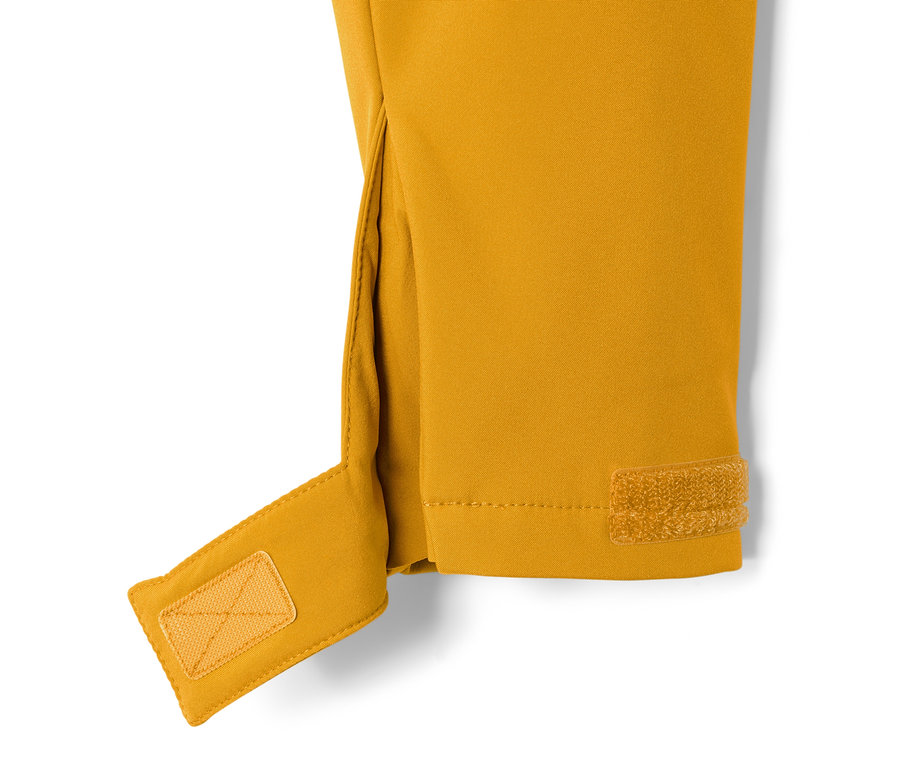 Detail einer gelben Softshell-Jacke.