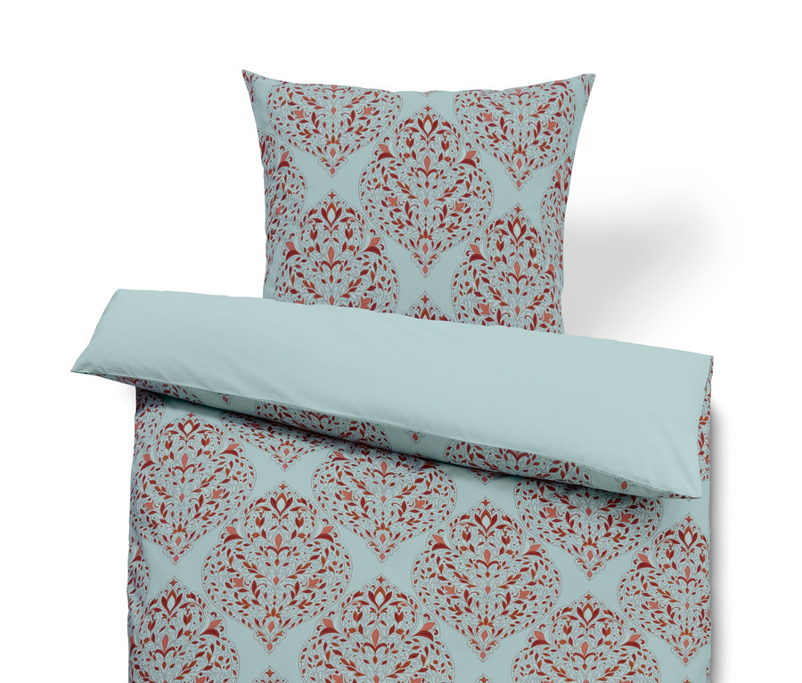 Hellblaue Bettwäsche mit Ornamentmuster.