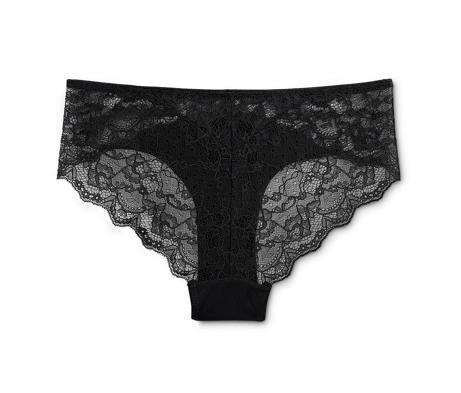 Ein einzelner schwarzer Brazilslip liegt auf einem weißen Hintergrund.