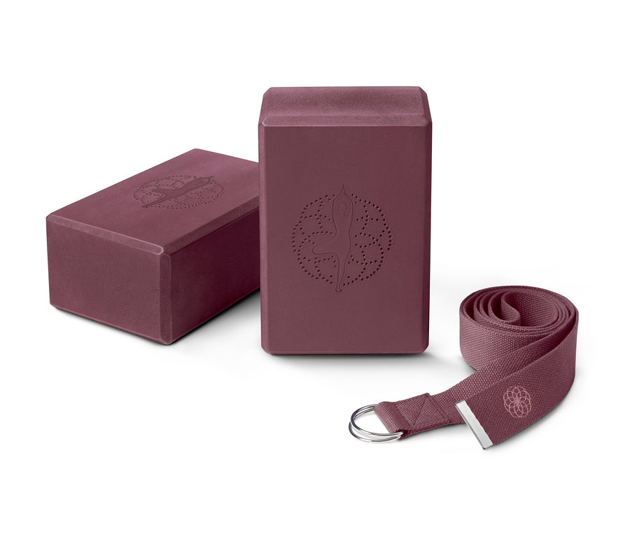 Zwei violette Yoga-Blöcke und ein violetter Yoga-Gurt aus dem Yoga-Set.