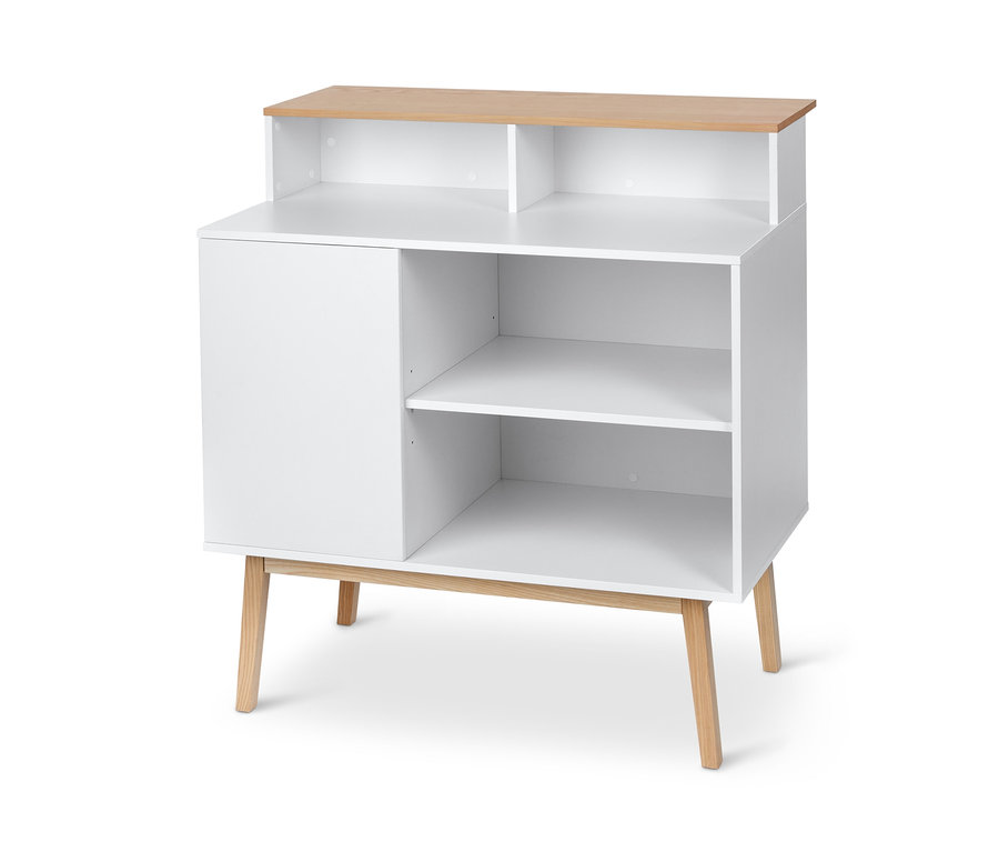 Eine Bar mit Tresen in Weiß hat eine Tür und offene Regale.