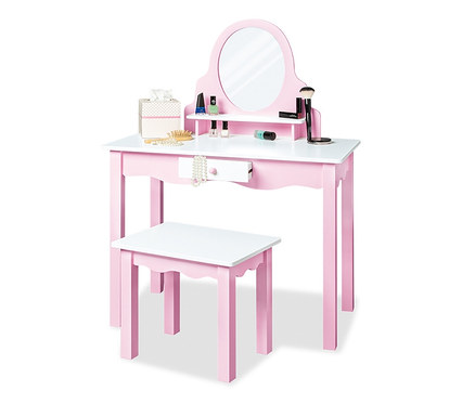 Rosa Pinolino Schminktisch »Jasmin« mit Spiegel, Kosmetika und Hocker auf weißem Hintergrund.