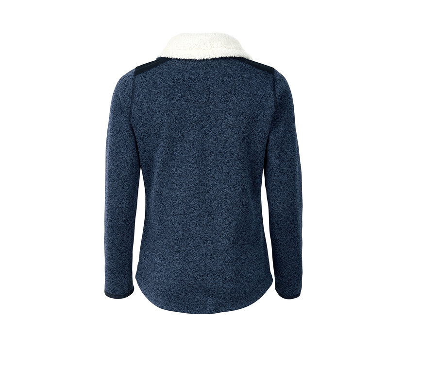 Eine blaue Strickfleecejacke mit weißem Kragen.