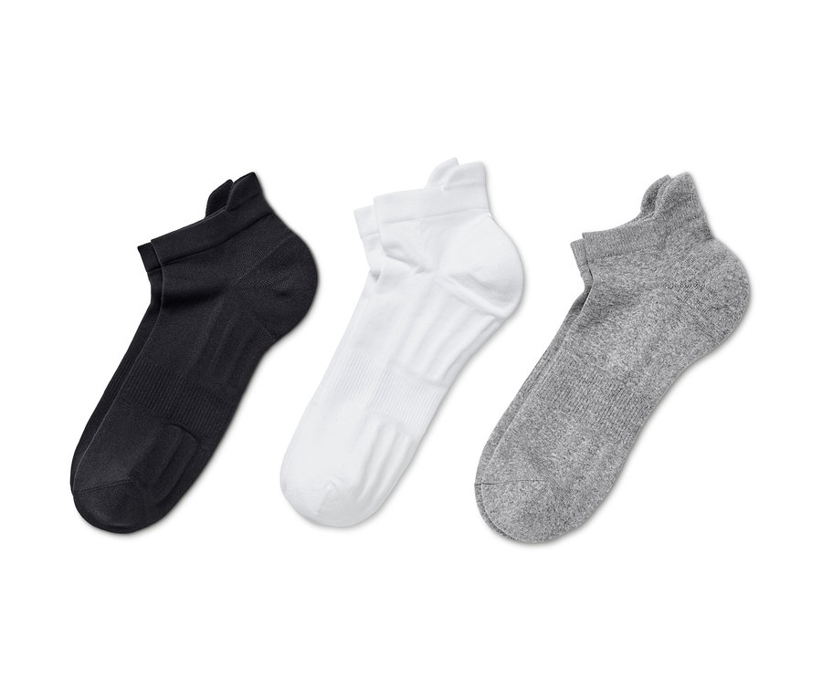 Drei Paar Unisex-Profi-Laufsocken in Schwarz, Weiß und Grau.