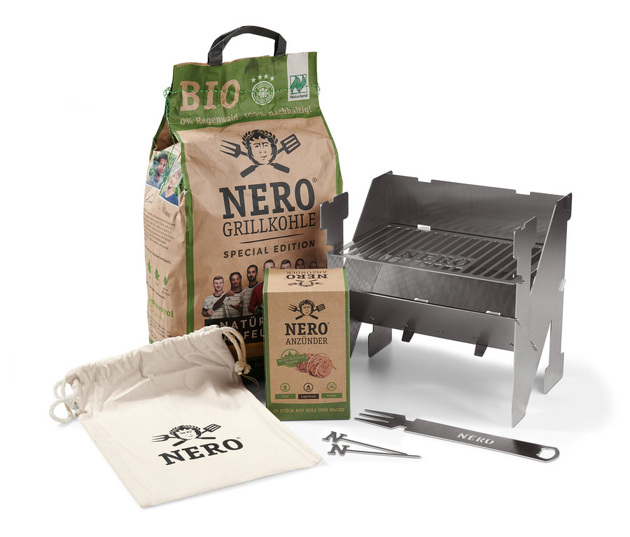 Nero® Green BBQ-Box Tasche, Briketts, Anzünder, kleiner Grill, Kordelzugbeutel, Gabel und zwei Spieße.