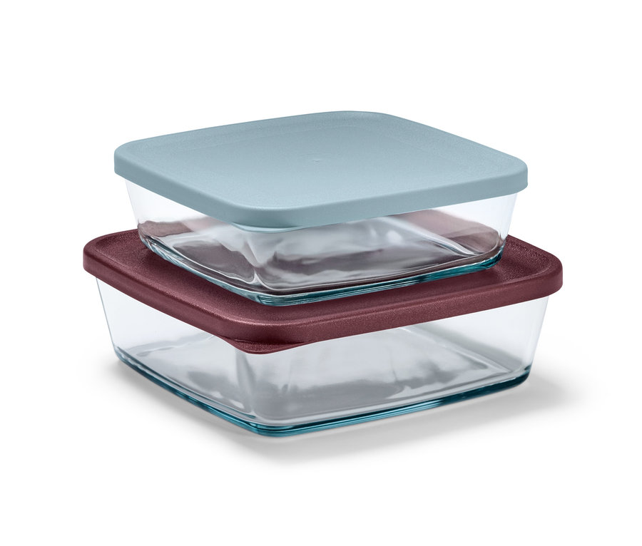 Zwei Glas-Auflaufformen mit Deckel sind übereinander gestapelt.