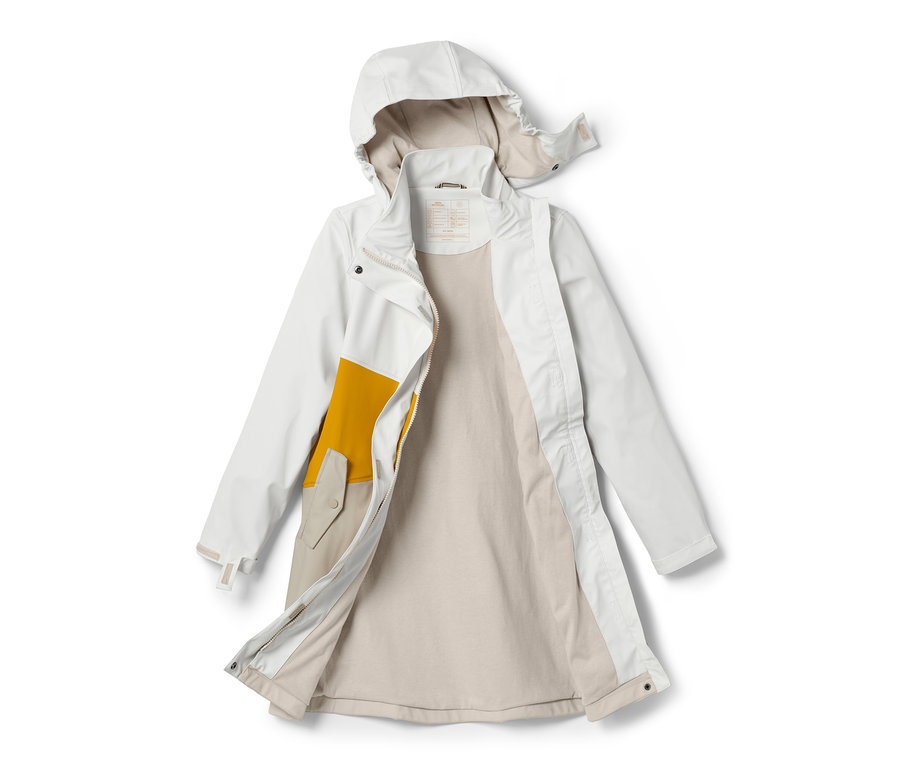 Geöffnete, weiße Regenparka »Friesennerz« mit Kapuze, gelbem Farbblock und beigem Futter.