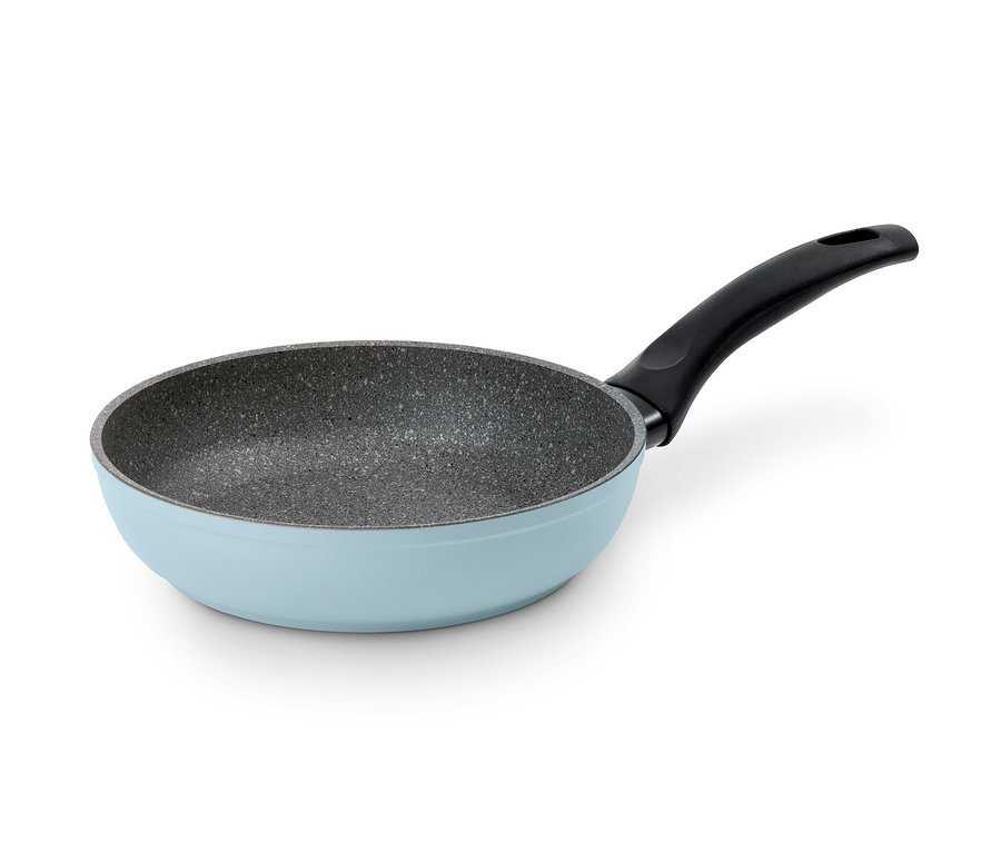 Eine hellblaue Aluminiumpfanne, 20 cm.