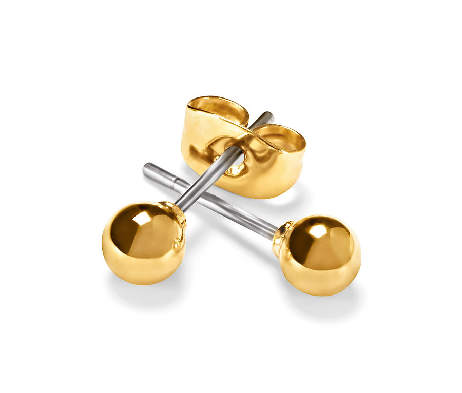 Nahaufnahme von goldenen Ohrsteckern, 3-teiliges Set, vergoldet.