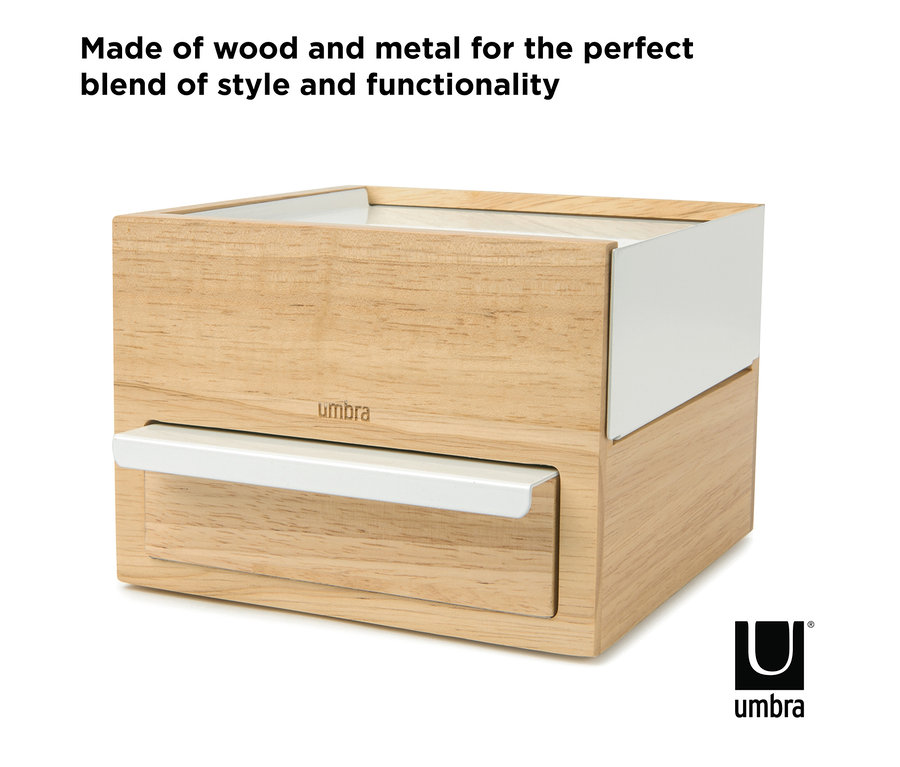 Ein Schmuckkasten aus Holz mit Schublade und weißen Details.