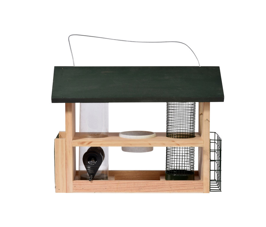Ein hölzernes 7-in-1-Futterhaus mit einem schwarzen Dach und verschiedenen Futteröffnungen.