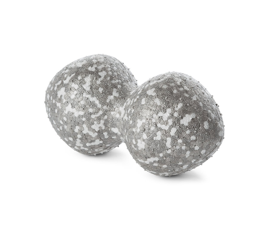 Zwei graue Duo-Faszienmassagebälle auf weißem Hintergrund.