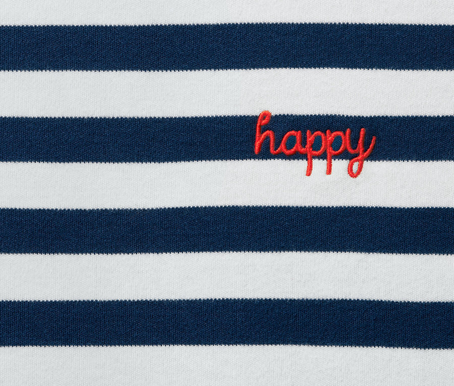 Detailansicht eines gestreiften Langarmshirts mit dem roten Schriftzug "happy".