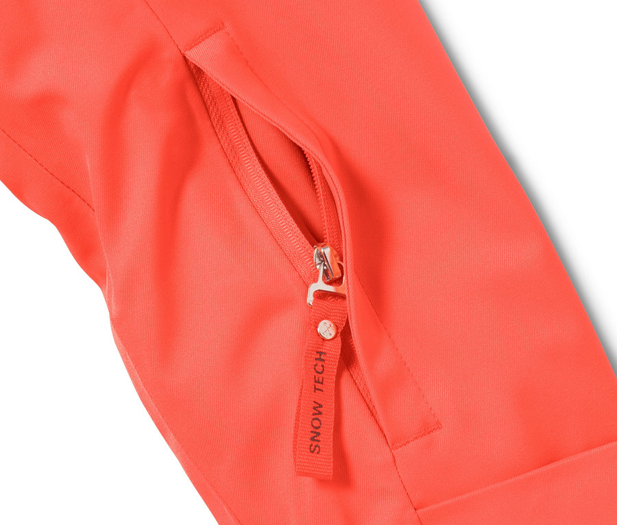 Detail einer neonorangen Halfzip-Skijacke mit geöffneter Reißverschlusstasche.