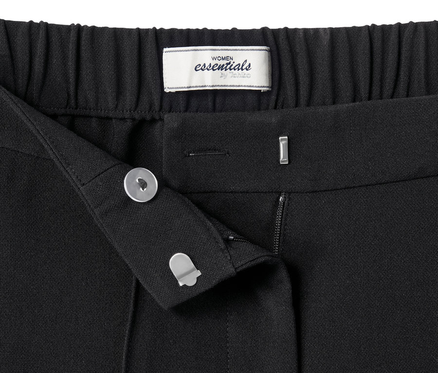 Detailaufnahme einer schwarzen Marlenehose mit Knopf und Reißverschluss.