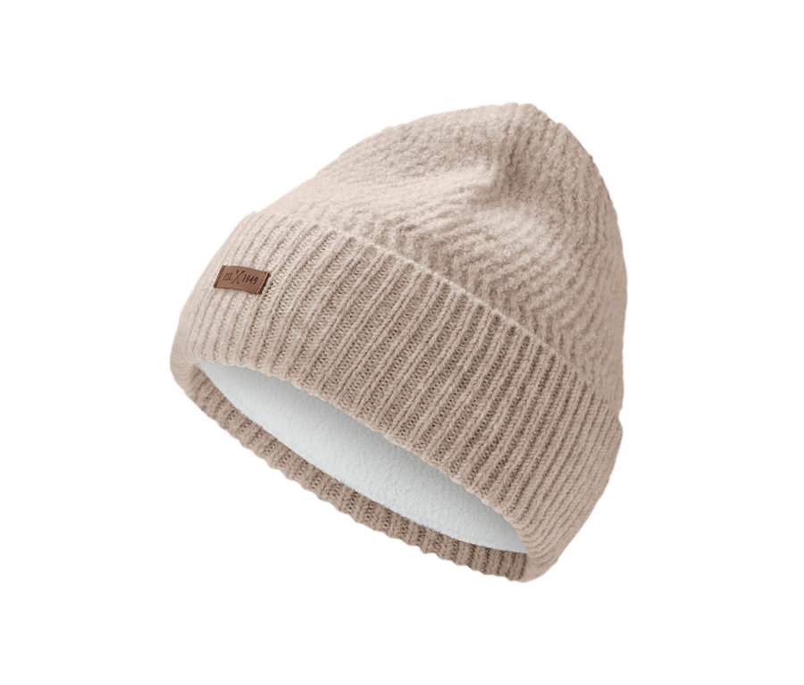 Eine beige Struktur-Strickmütze.