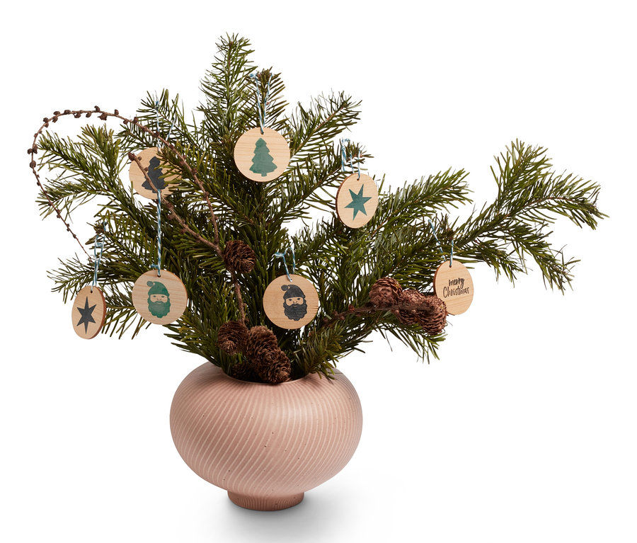 Nadelzweig in Vase mit Holzanhänger aus Stempel-Set »Holzanhänger«.