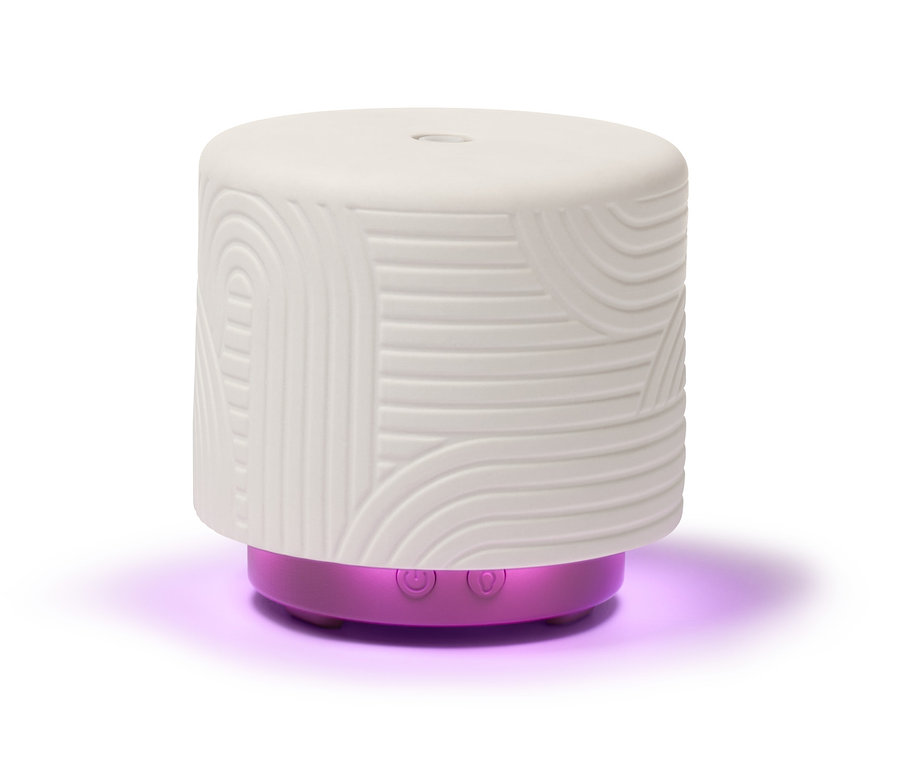 Ein weißer Aromadiffusor mit violettem Licht.