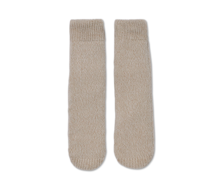 Zwei Paar beige Hausschuh-Socken.