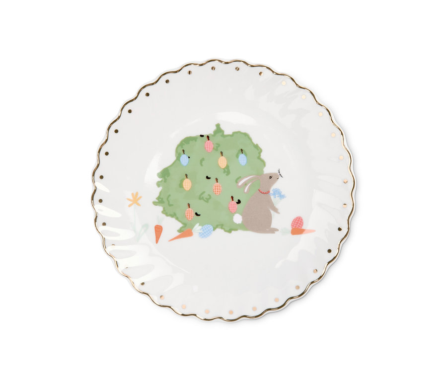 Ein Dessertteller mit Glanzgold, mit einem Hasenmotiv am Baum.