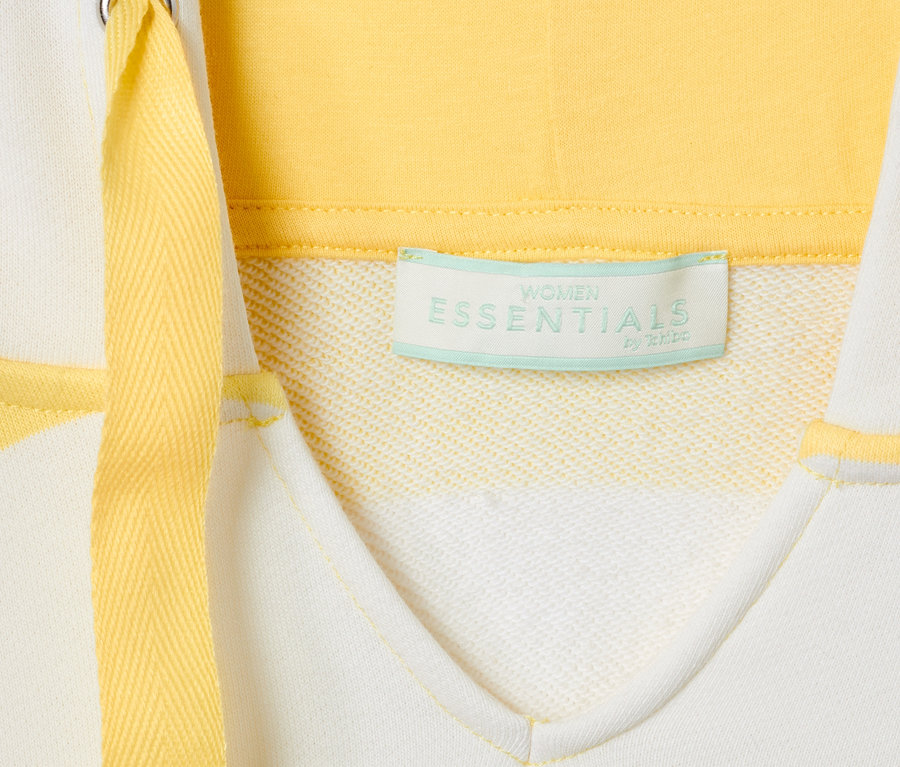 Detailansicht eines gelb-cremefarbenen, gestreiften Kapuzen-Sweatshirts.