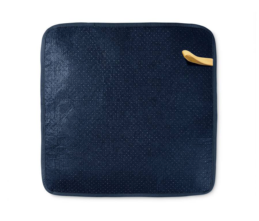 Eine blaue Tier-Schnüffelmatte mit einem Holzgriff.