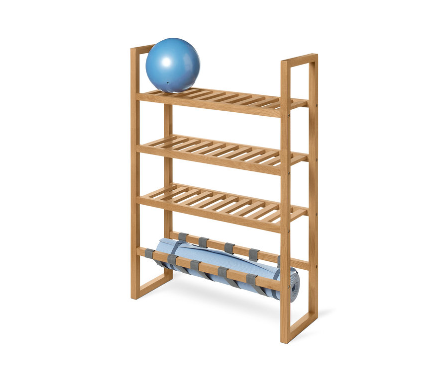 Ein schmales Holzregal mit vier Ablagen. Auf der obersten Ablage liegt ein blauer Gymnastikball, in der untersten Ablage befindet sich eine blaue Yogamatte.